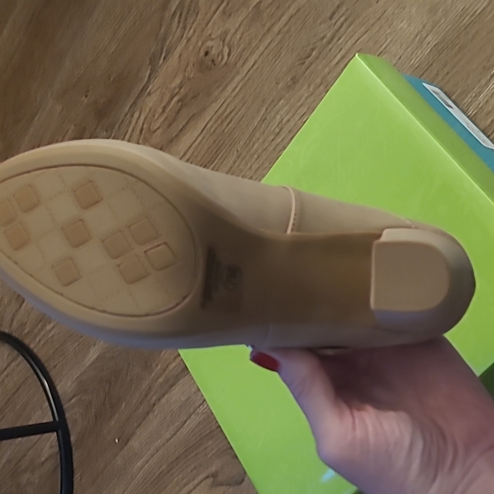Heels - Picture 2 of 4
